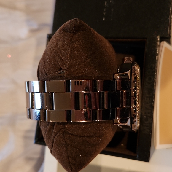 MICHAEL KORS WOMANS BROWN- lg runway watch- pearl face #5640 - Picture 6 of 7